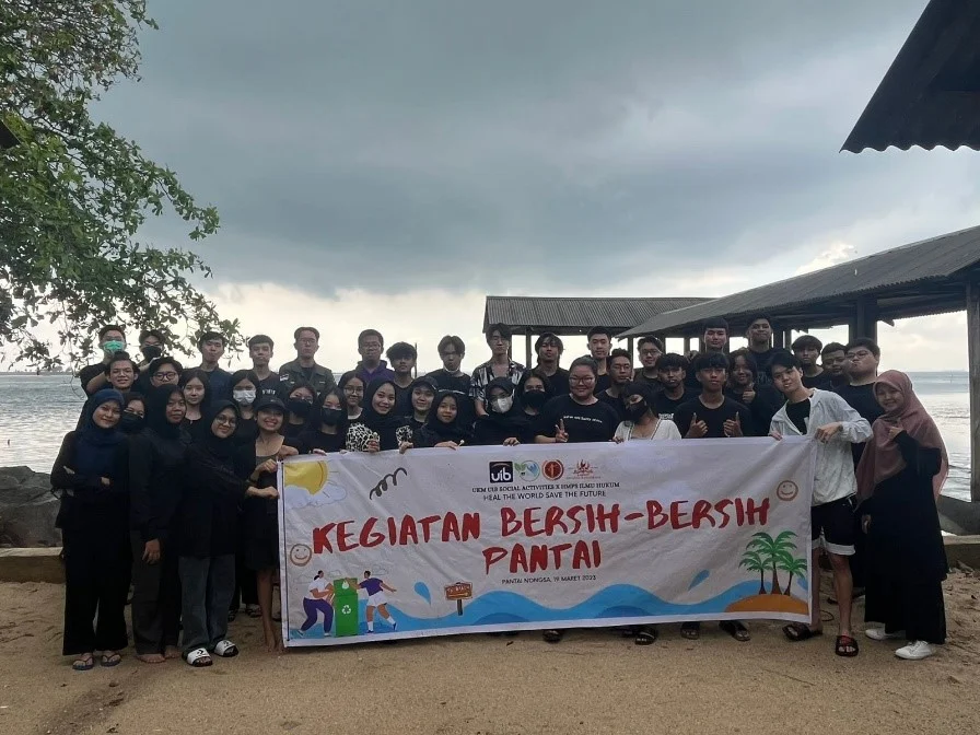 Kegiatan Usa & Divisi Pengabdian Masyarakat Colsa Bersih-Bersih Pantai Di Pantai Nongsa