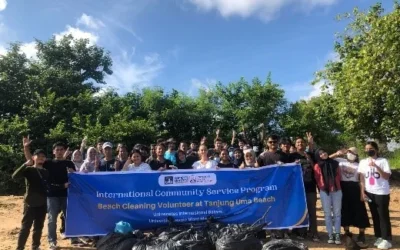 Peduli Lingkungan, Dosen Dan Mahasiswa Universitas Internasional Batam Lakukan Gerakan Bersih Bersih Pantai Tanjung Uma, Kota Batam