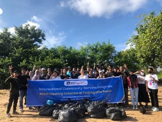 Peduli Lingkungan, Dosen Dan Mahasiswa Universitas Internasional Batam Lakukan Gerakan Bersih Bersih Pantai Tanjung Uma, Kota Batam